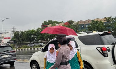 Polwan Engku Putri Laksanakan Pengaturan Lalu Lintas di SDN 001 Sungai Panas Demi Keselamatan Pelajar