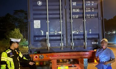 Patroli Malam Satlantas Polresta Barelang Tindak Truck Trailer Tanpa Lampu Rem Demi Keselamatan Pengguna Jalan