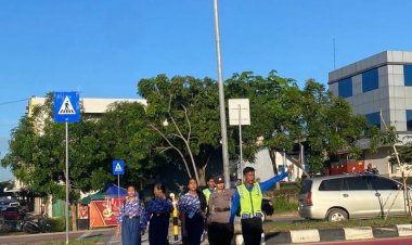 Polwan Polresta Barelang Laksanakan Pengaturan Lalu Lintas dan Pengamanan Penyebrangan Siswa di SDN 001 Sungai Panas