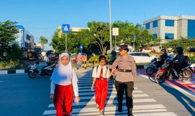 Polwan Polresta Barelang Hadir untuk Masyarakat, Amankan Penyebrangan Siswa di SDN 001 Sungai Panas