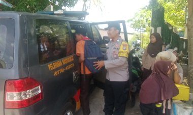 Polri untuk Masyarakat, Bhabinkamtibmas Polsek Batu Ampar Si Amru Antar Siswa Pulang dalam Semangat HUT Bhayangkara ke-80