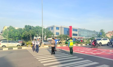 Polwan Engku Putri Sigap Amankan Pelajar dan Atur Arus Lalin di SDN 001 Sungai Panas
