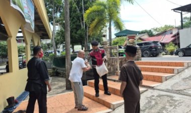 Polsek Sekupang Gelar Jumat Berkah, Bagikan 120 Paket Nasi Bungkus kepada Warga