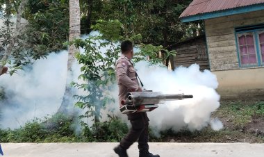 Cegah Penyebaran DBD, Bhabinkamtibmas Desa Jagoh Bersama Puskesmas Laksanakan Fogging