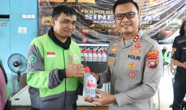 Polresta Barelang Gelar Bakti Sosial Pembagian Oli dan Cuci Kendaraan Gratis untuk Driver Online Batam