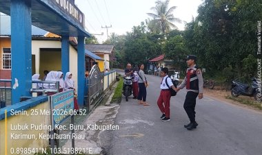 Polri untuk Masyarakat, Polsek Buru Hadir Atur Lalu Lintas Pagi Demi Kelancaran dan Keselamatan Warga