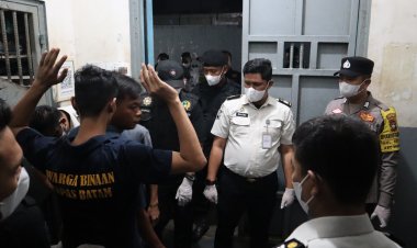 Kalapas Batam Pimpin Razia Gabungan, APH dan Satopspatnal Sisir Kamar Hunian Warga Binaan