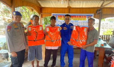 Waspada Cuaca Ekstrim, Satpolairud Polres Karimun Bagikan Life Jacket Kepada Nelayan Perbatasan