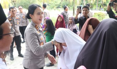 Polres Karimun Serahkan Sapi Qurban Kapolda Kepri dan Kapolres Karimun Untuk Masyarakat