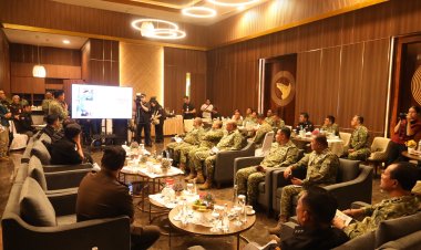 Kasum TNI dan Pangkoarmada RI Tinjau Barang Bukti Penyelundupan LTJ dan Unsur Radioaktif Ilegal di Batam