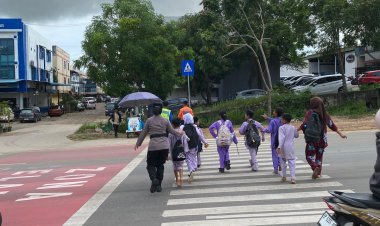 Polwan Engku Putri Laksanakan Pengaturan Lalu Lintas di SDN 001 Sungai Panas, Wujudkan Keselamatan Siswa Saat Menyeberang