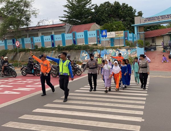 Polwan Polresta Barelang Sigap Atur Arus Lalu Lintas di Kawasan SDN 001 Sungai Panas