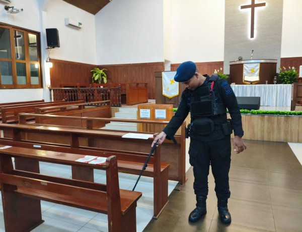 Satbrimob Polda Kepri Laksanakan Sterilisasi Gereja Jelang Peringatan Kenaikan Yesus Kristus