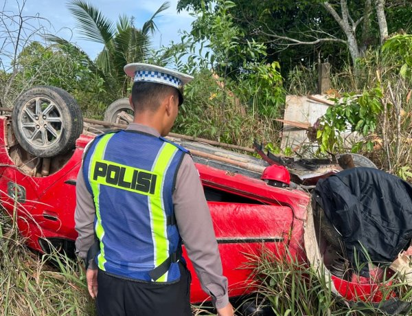 Diduga Sopir Mengantuk, Toyota Agya Terbalik di Gunung Kijang Bintan, Tiga Orang Terluka