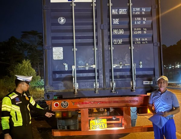 Patroli Malam Satlantas Polresta Barelang Tindak Truck Trailer Tanpa Lampu Rem Demi Keselamatan Pengguna Jalan