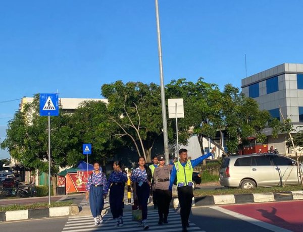 Polwan Polresta Barelang Laksanakan Pengaturan Lalu Lintas dan Pengamanan Penyebrangan Siswa di SDN 001 Sungai Panas