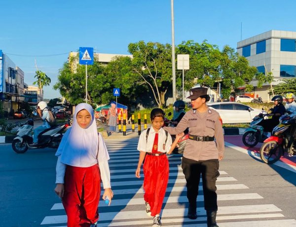 Polwan Polresta Barelang Hadir untuk Masyarakat, Amankan Penyebrangan Siswa di SDN 001 Sungai Panas