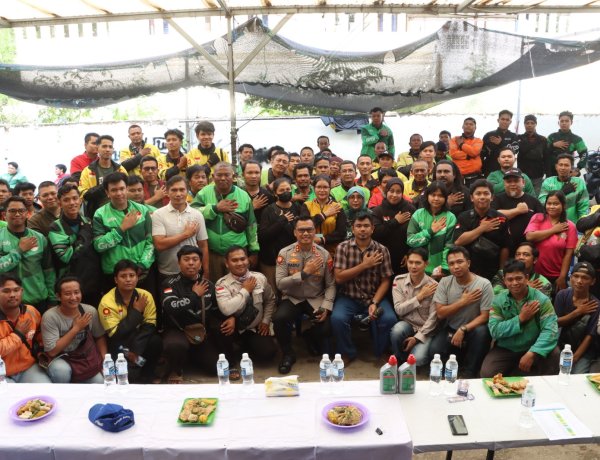 Polresta Barelang Gelar Bakti Sosial Pembagian Oli dan Cuci Kendaraan Gratis untuk Driver Online Batam