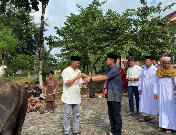 Rayakan Idul Adha, Polres Bintan Sembelih dan Distribusikan Hewan Kurban untuk Masyarakat