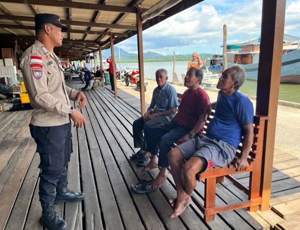 Melalui Patroli Pesisir, Kapospol Pancur Edukasi Nelayan Hadapi Cuaca Ekstrem