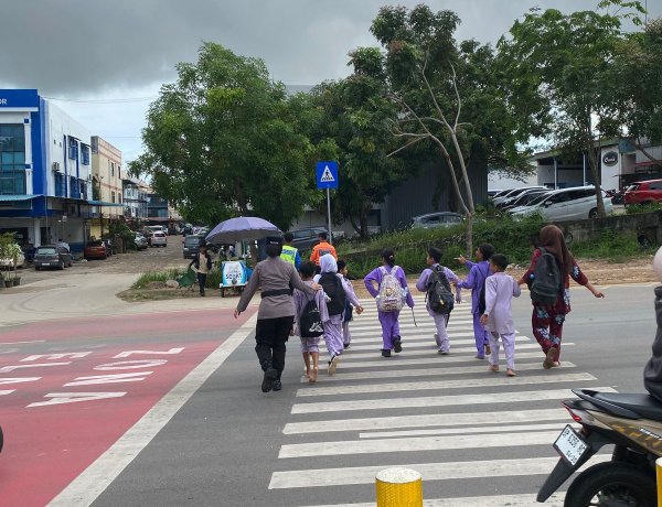 Polwan Engku Putri Laksanakan Pengaturan Lalu Lintas di SDN 001 Sungai Panas, Wujudkan Keselamatan Siswa Saat Menyeberang