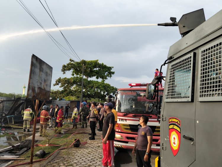 Respon Cepat Samapta Polres Karimun Padamkan Kebakaran