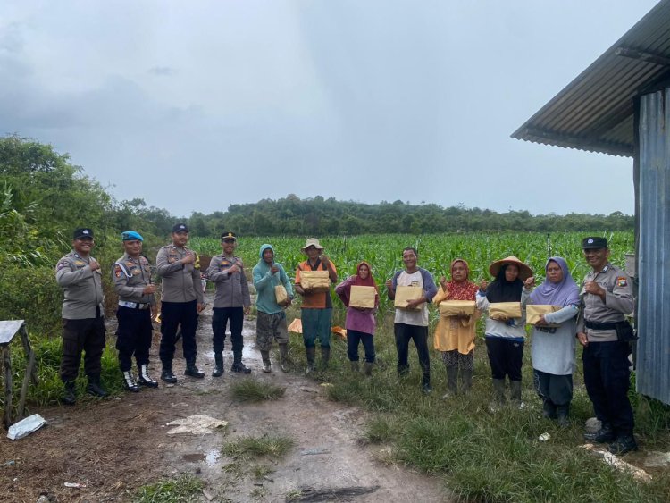 Sentuhan Humanis Polsek Singkep Barat di Hari Buruh Internasional, Buruh Tani Dapat Bantuan Sembako