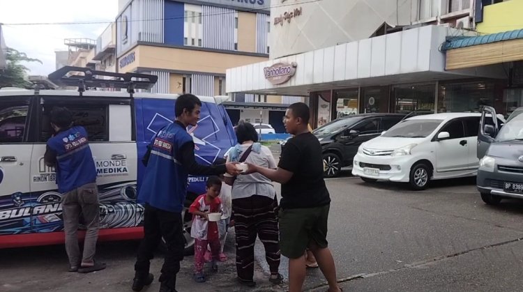Jumat Berbagi On The Road: Relawan Ambulance CPB Kepri Tebar Kepedulian di Jalanan Batam