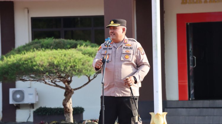 Kapolres Lingga Pimpin Apel Bhabinkamtibmas, Tanjak Jadi Simbol Penguatan Budaya Melayu