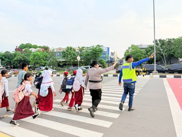 Ciptakan Keamanan Pelajar, Polwan Engku Putri Polresta Barelang Laksanakan Pengaturan Lalu Lintas di SDN 001 Sungai Panas