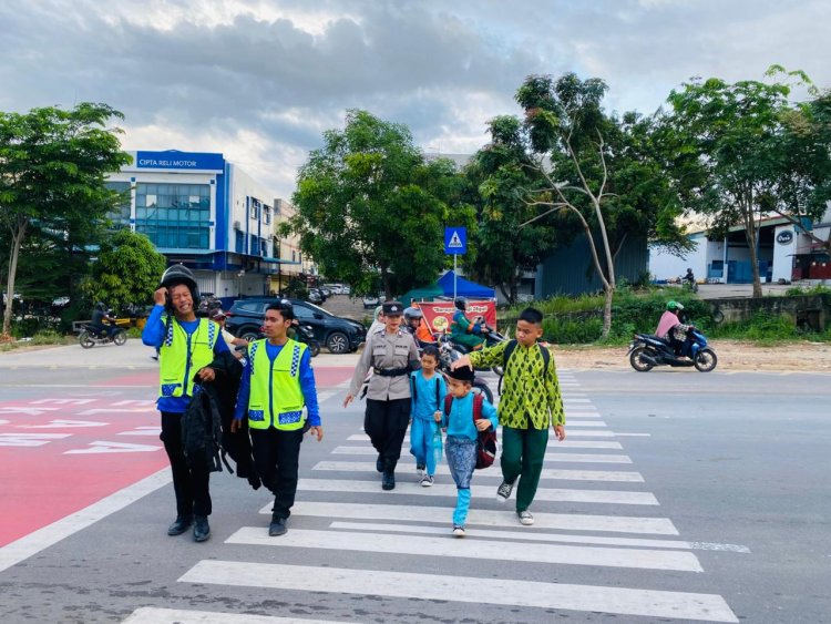 Polwan Engku Putri Laksanakan Gatur Lalin di SDN 001 Sungai Panas Demi Keselamatan Siswa