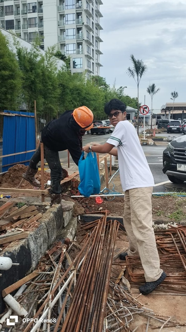 Diguyur Gerimis, Jurnalis Batam Tetap Semangat Berbagi untuk Warga dan Pencari Kerja