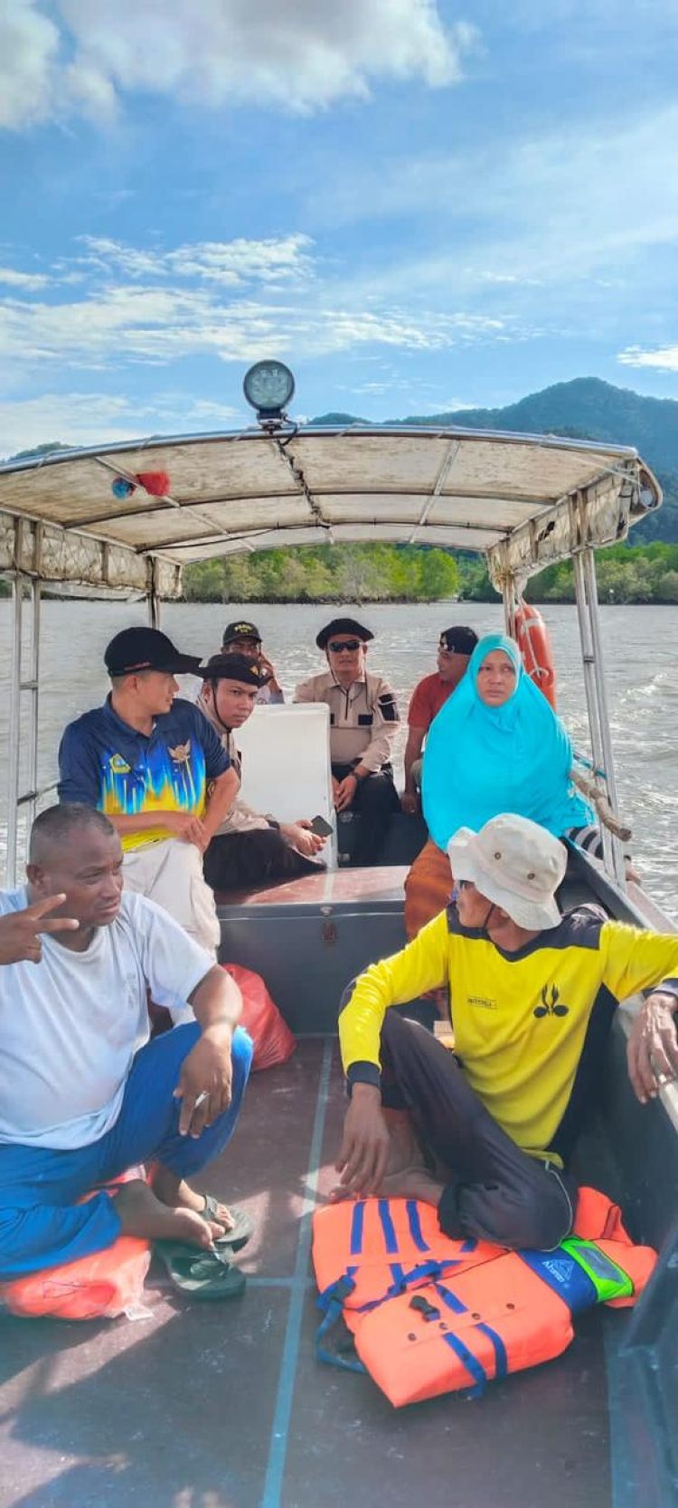 Bhabinkamtibmas Desa Pongkar Evakuasi Dua Nelayan Hilang di Perairan Tokong Hiu
