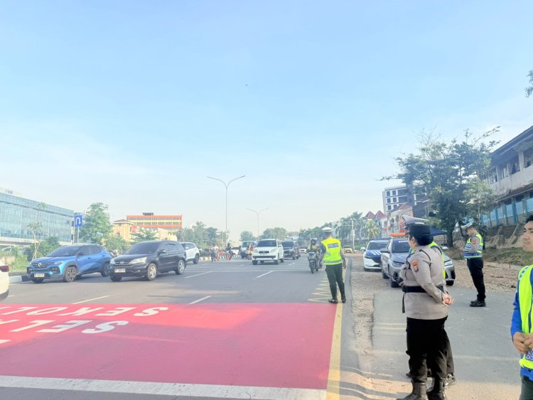 Pastikan Siswa Aman Menyeberang, Polwan Engku Putri Gelar Gatur Lalin di SDN 001 Sungai Panas