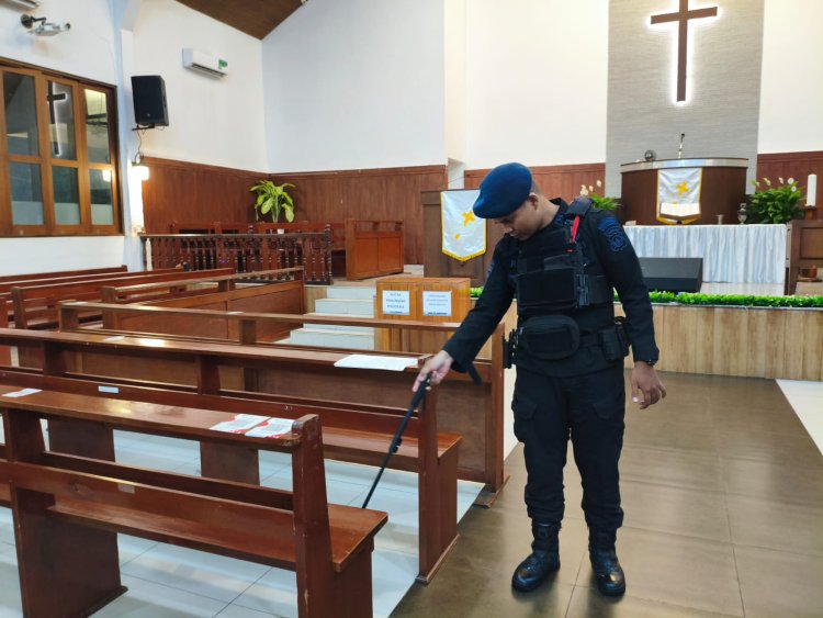 Satbrimob Polda Kepri Laksanakan Sterilisasi Gereja Jelang Peringatan Kenaikan Yesus Kristus