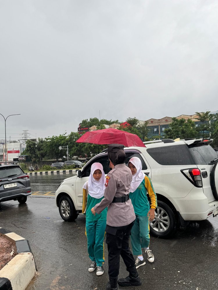 Polwan Engku Putri Laksanakan Pengaturan Lalu Lintas di SDN 001 Sungai Panas Demi Keselamatan Pelajar
