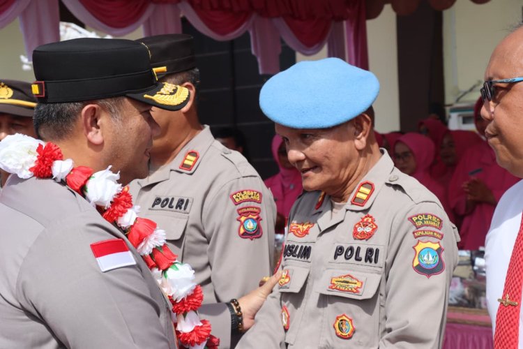 Pengabdian 22 Tahun di Wilayah Perbatasan Berbuah Umroh, Kasipropam Polres Anambas dan Istri Terima Hadiah dari Kapolda Kepri