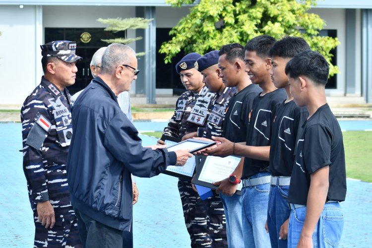 Apresiasi Atlet Berprestasi di Ajang Kejurnas, Dankodaeral IV Berikan Penghargaan Atlet Layar Kepri