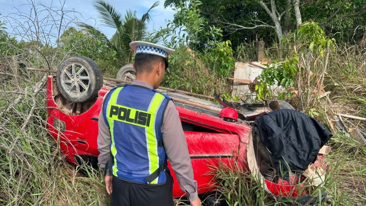 Diduga Sopir Mengantuk, Toyota Agya Terbalik di Gunung Kijang Bintan, Tiga Orang Terluka