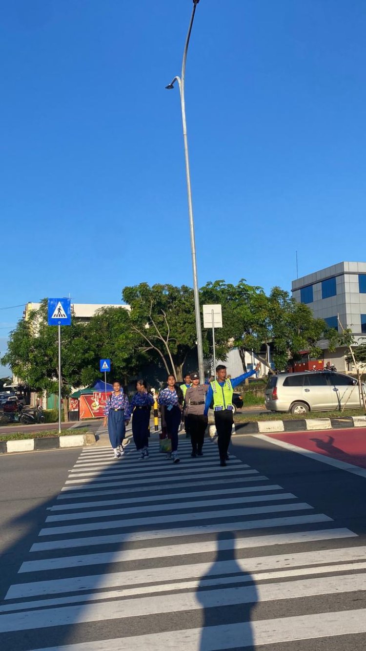 Polwan Polresta Barelang Laksanakan Pengaturan Lalu Lintas dan Pengamanan Penyebrangan Siswa di SDN 001 Sungai Panas