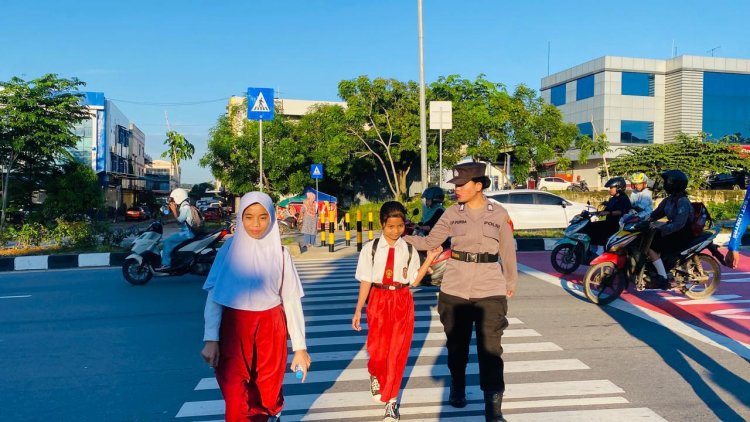 Polwan Polresta Barelang Hadir untuk Masyarakat, Amankan Penyebrangan Siswa di SDN 001 Sungai Panas