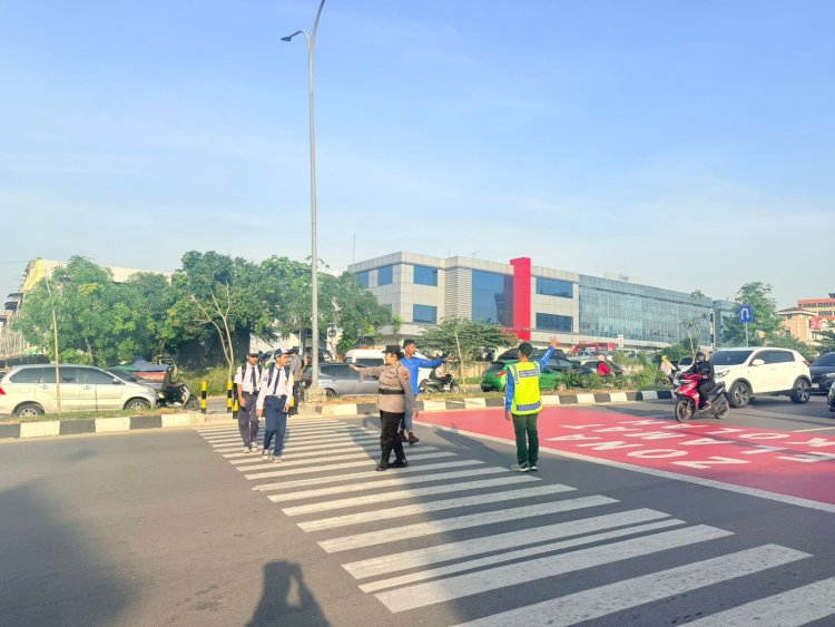 Polwan Engku Putri Sigap Amankan Pelajar dan Atur Arus Lalin di SDN 001 Sungai Panas
