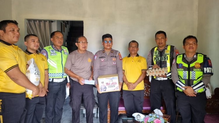 Polri Untuk Masyarakat: Kapolres Karimun Beri Tali Asih dan Dukungan Moril kepada Personel yang Sakit