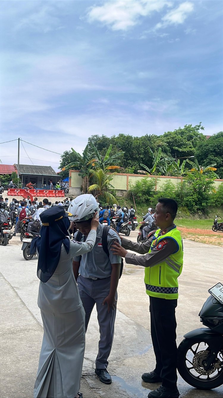 Polri Untuk Masyarakat: Ditlantas Polda Kepri Edukasi Pelajar SMKN 5 Batam tentang Keselamatan Berkendara