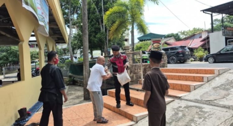 Polsek Sekupang Gelar Jumat Berkah, Bagikan 120 Paket Nasi Bungkus kepada Warga