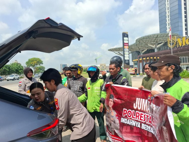 Polwan Polresta Barelang Gelar Jumat Berkah, Wujud Kepedulian Sosial Kepada Masyarakat Batam Kota