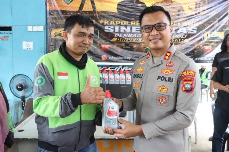 Polresta Barelang Gelar Bakti Sosial Pembagian Oli dan Cuci Kendaraan Gratis untuk Driver Online Batam