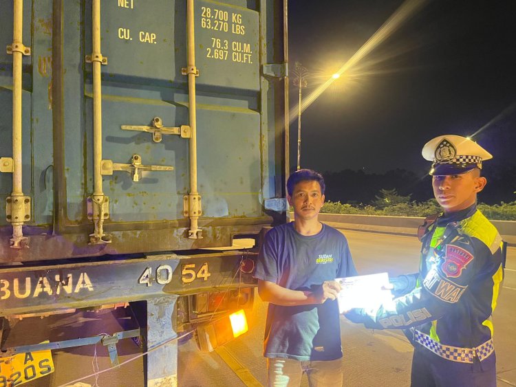 Satlantas Polresta Barelang Tindak Truck Trailer Tanpa Lampu Rem Demi Keselamatan Pengguna Jalan