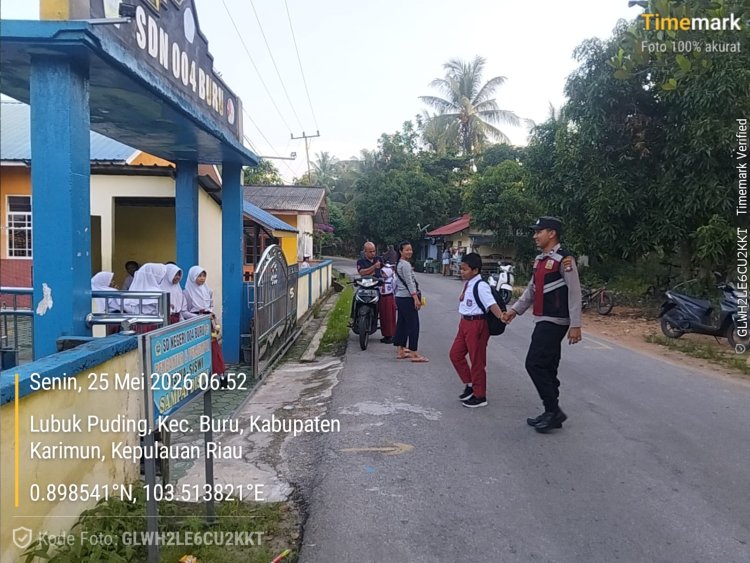 Polri untuk Masyarakat, Polsek Buru Hadir Atur Lalu Lintas Pagi Demi Kelancaran dan Keselamatan Warga