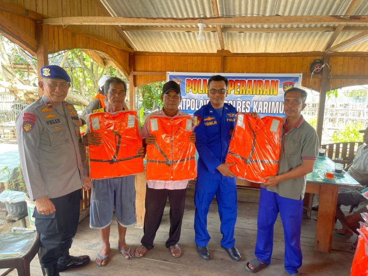 Waspada Cuaca Ekstrim, Satpolairud Polres Karimun Bagikan Life Jacket Kepada Nelayan Perbatasan